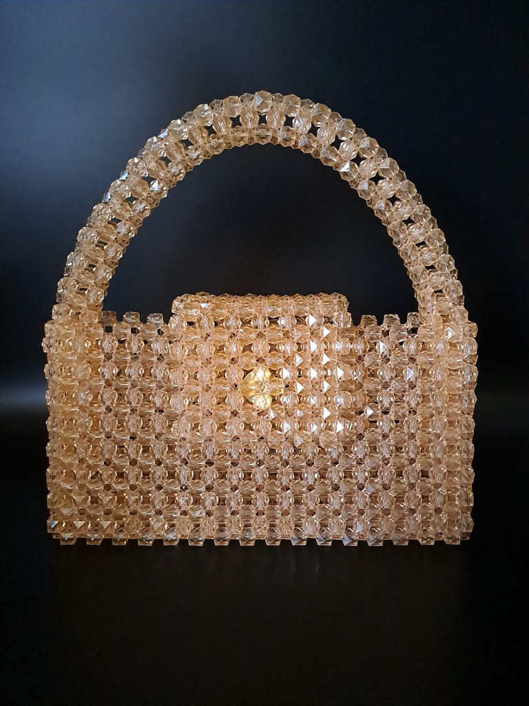 Torebka z koralików w pomarańczowym kolorze. Torebka do ręki, z zapięciem na magnes..