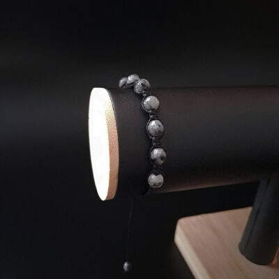 Elegancka bransoletka z kamieniem larvikit i makramowym splotem.