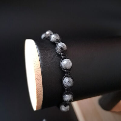 Ręcznie robiona bransoletka makramowa z regulowanym zapięciem