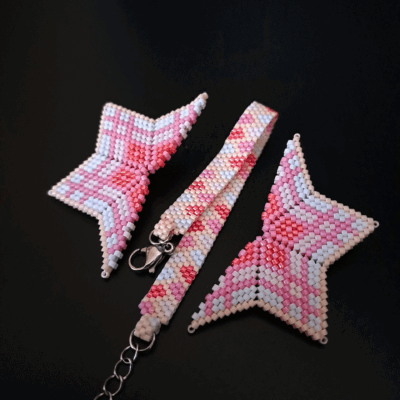 Komplet w dziewczęcych kolorach 0 biżuteria dla kobiet i dziewczyn w każdym wieku. Radosne, pastelowe kolory rozjaśnią każdą stylizację, a kolczyki w kształcie gwiazd nadadzą wyjątkowego charakteru Twojej stylizacji