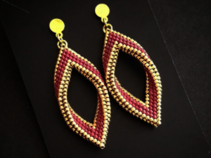 Kolczyki łezki z koralików w kolorze złota i czerwieni