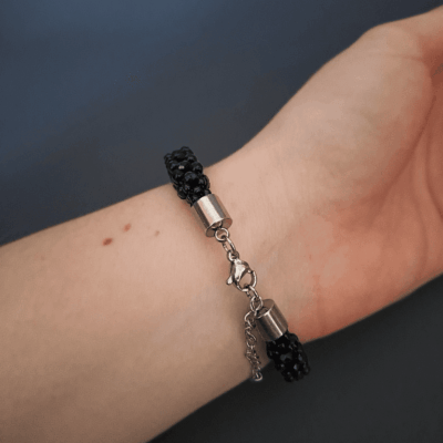 Elegancka czarna bransoletka z lśniącymi kryształkami Fire Polish.