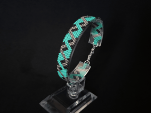 Elegancka bransoletka z koralików w kolorze zieleni, czerni i srebra. Idealna dla kobiet w każdym wieku