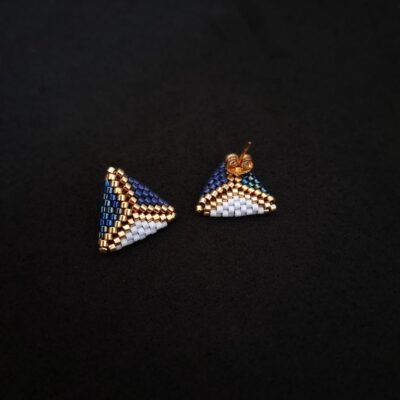 Kolczyki trójkątne z koralikami w kolorze niebieskim – elegancka biżuteria dla kobiet. Doskonały dodatek do wieczorowych stylizacji i casualowych zestawów, idealna równowaga stylu i elegancji. Niebieskie kolczyki trójkąty na sztyftach – precyzyjnie wykonane z koralików Miyuki, symbolizujące spokój i harmonię. Elegancki, subtelny dodatek do każdej kreacji.