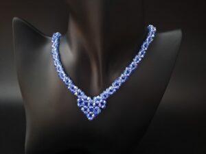 Wyjątkowy naszyjnik z kryształkami w odcieniu głębokiego błękitu, pięknie układający się na szyi. Kształt V i srebrne akcenty nadają elegancji, tworząc kompozycję idealną zarówno do nowoczesnych, jak i klasycznych stylizacji.