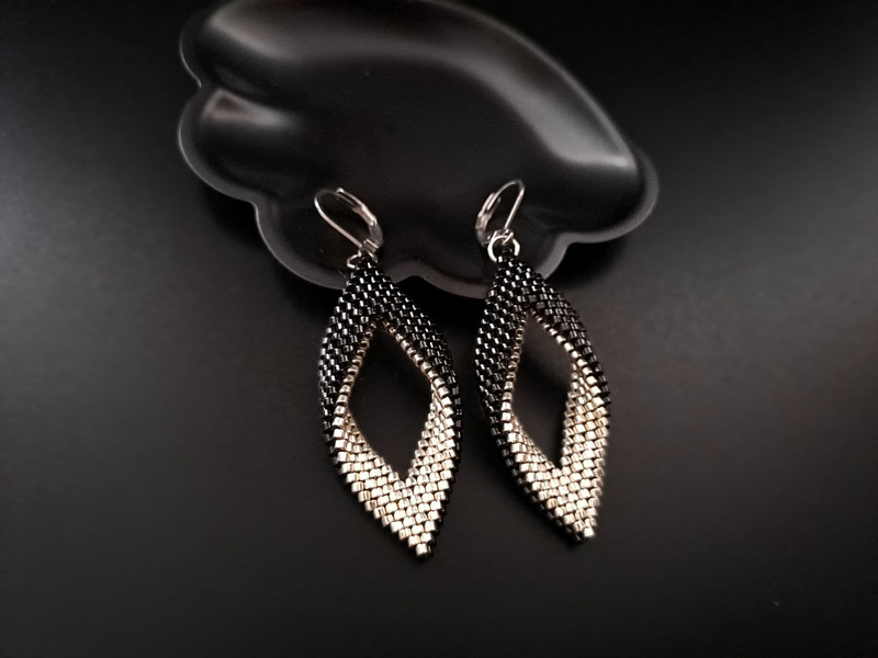 Czarno-srebrne eleganckie kolczyki dla kobiet. Modna biżuteria do pracy, na co dzień i na wyjątkowe okazje. Klasyczne dodatki idealne dla Twojej kobiety