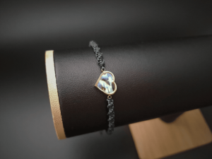 Zielona bransoletka makramowa z turkusowymi koralikami i złotym sercem wypełnionym masą perłową. Idealna na każdą okazję – od codziennych wyjść po eleganckie imprezy. Makramowe wiązanie zapewnia wygodę i swobodę noszenia na co dzień.