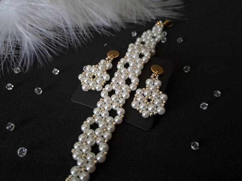 Zestaw biżuterii ślubnej składający się z bransoletki i kolczyków z perłami oraz koralikami TOHO. Delikatna biel i złoto dodają blasku każdej kobiecie, idealne na ślub, bal, poprawiny czy jako prezent dla żony, mamy lub siostry