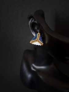 Niebieskie trójkątne sztyfty z koralikami Miyuki, eleganckie kolczyki na sztyftach dla kobiet – geometryczny design i nowoczesny styl. Idealne na każdą okazję, w połączeniu ze złotymi akcentami.
