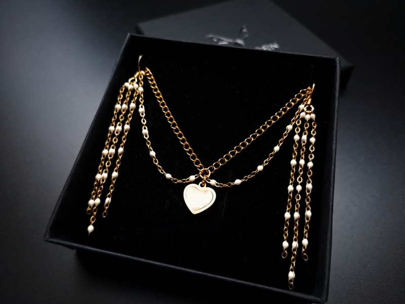 Delikatny zestaw biżuterii dla kobiet – naszyjnik i kolczyki z masą perłową w złotej stali chirurgicznej. Subtelny połysk i romantyczne detale podkreślą piękno każdej stylizacji. Wyjątkowy wybór na codzienne i eleganckie okazje.