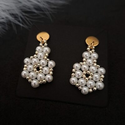 Ręcznie wykonane delikatne kolczyki z perłami, zaprojektowane z myślą o subtelnej elegancji. Szklane perły i stal nierdzewna zapewniają wytrzymałość, a klasyczny design sprawia, że są idealne na ślub, przyjęcia i inne wyjątkowe okazje.