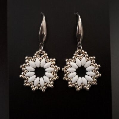 Stylowe białe kolczyki w kształcie kółek, doskonałe na ślub i inne uroczystości. Koraliki SuperDuo i Toho w srebrno-złotej tonacji tworzą elegancki, klasyczny wzór. Idealny dodatek dla panny młodej, druhny lub jako elegancki prezent dla bliskiej osoby.