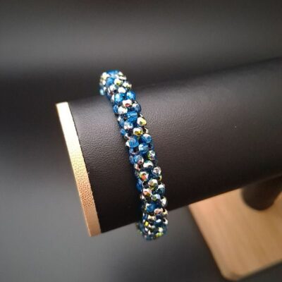Błyszcząca bransoletka z niebieskimi kryształkami Fire Polish, idealna na wieczorne wyjścia, wesela lub inne specjalne okazje. Perfekcyjny wybór na prezent dla bliskiej osoby, która ceni elegancką i oryginalną biżuterię.