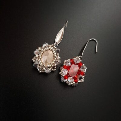 Wytworne kolczyki Rivoli Preciosa, w kolorach czerwieni i srebra. Ręcznie wykonana biżuteria w stylu vintage, idealna na eleganckie przyjęcia, na biglach ze stali nierdzewnej. doskonałe do wieczorowych stylizacji i unikalnych kreacji retro.