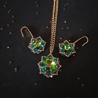 Zachwycający zestaw zielono-złotej biżuterii to perfekcyjne połączenie luksusu i wyrafinowania. Kolczyki i naszyjnik przyciągają uwagę wyjątkowym blaskiem i elegancją. Świetny dodatek do stylizacji boho, klasycznych i nowoczesnych.