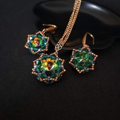 Zestaw biżuterii w kolorze zieleni i złota to subtelna elegancja na każdą okazję. Stylowe kolczyki i naszyjnik o unikalnym blasku świetnie dopełnią wieczorową suknię lub casualowy strój. Doskonały pomysł na prezent lub dodatek na świąteczne spotkania.