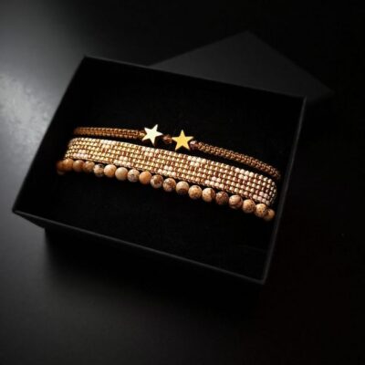 Złote bransoletki na każdą okazję – ręcznie wykonany zestaw z jaspisem cesarskim, koralikami Miyuki i hematytowymi gwiazdkami. Idealny na prezent lub jako dodatek, który doda blasku i harmonii Twoim stylizacjom.
