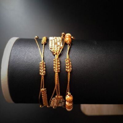 Zestaw ręcznie wykonanych złotych bransoletek – trzy unikalne dodatki: z drobnymi koralikami, hematytowymi gwiazdkami i naturalnym jaspisem cesarskim. Stylowe i uniwersalne, idealne na każdą okazję – od codziennych po bardziej eleganckie.