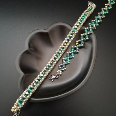 Zielono-srebrny zestaw bransoletek z kryształkami Firepolish w metalicznych odcieniach, dodających blasku i elegancji. Idealny dla osób, które cenią ręcznie wykonaną biżuterię o wyrazistym charakterze.