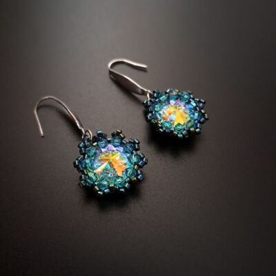 Delikatne niebieskie kolczyki z kamieniami Preciosa Rivoli mieniące się opalizującym blaskiem. Biżuteria w eterycznym odcieniu błękitu, idealna do eleganckich i wieczorowych stylizacji. Niebieskie kolczyki na sztyftach przyciągają uwagę subtelnym, wyjątkowym designem.