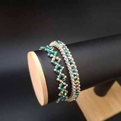 Zielony zestaw bransoletek z kryształkami Firepolish i koralikami TOHO, ręcznie wykonany z efektem trójwymiarowym i delikatniejszym splotem. Stylowy dodatek dla miłośników unikalnych, eleganckich akcesoriów.