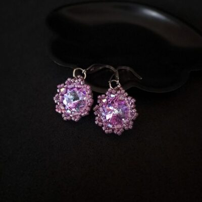 Eleganckie wiszące kolczyki w odcieniach głębokiego fioletu z niebieskimi refleksami, ręcznie zdobione drobnymi kryształkami, idealne na wieczorowe wyjścia i wyjątkowe okazje. Wyjątkowy dodatek, który podkreśli styl i przyciągnie spojrzenia.