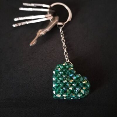 Stylowy brelok serce z szarymi kryształkami – Wyjątkowy pomysł na prezent dla niej lub dla siebie. Elegancki, lekki i uniwersalny. Pasuje do kluczy, smyczy lub torebki, dodając uroku codziennym akcesoriom. Oryginalny i ponadczasowy design.