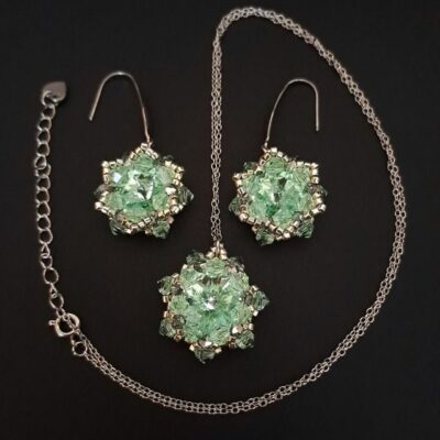 Zestaw biżuterii handmade z zielonymi kamieniami chrysolite – subtelny komplet naszyjnika i kolczyków, idealny na prezent dla kobiety ceniącej naturę, spokój i elegancję. Biżuteria z duszą, która dopełni stylizacje wieczorowe, romantyczne i codzienne.