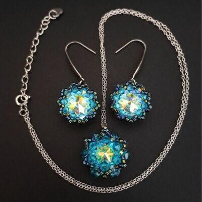 Ręcznie wykonany zestaw biżuterii inspirowany zorzą polarną – błyszczące kolczyki i subtelny naszyjnik ze stali nierdzewnej, pełne koloru, światła i unikalnego stylu – doskonałe na prezent lub wyjątkową okazję.