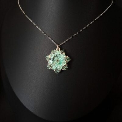 Ręcznie robiony naszyjnik z centralnym kamieniem w odcieniu chrysolite zachwyca subtelnością i światłem. To wyjątkowy dodatek w stylu boho i slow fashion, dla osób, które kochają detale i szukają biżuterii z duszą – idealny jako prezent na rocznicę, święta lub Dzień Matki.