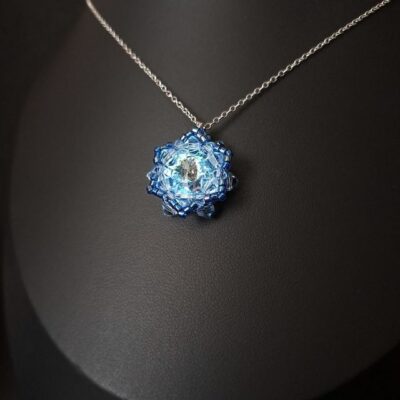 Naszyjnik z niebieskim kamieniem Preciosa na łańcuszku ze stali, idealny jako biżuteria na prezent dla kobiety. Ręcznie wykonany naszyjnik w odcieniu aqua bohemica, o błękitnym blasku, pasuje do eleganckiej stylizacji, ślubnej kreacji lub na co dzień jako subtelny dodatek.