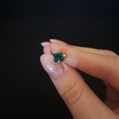 Małe zielone kolczyki typu sztyft w eleganckim wydaniu. Kobiecy, modny dodatek, który podkreśli naturalne piękno. Idealna biżuteria na Dzień Kobiet, urodziny lub jako wyraz codziennej troski o swój styl.