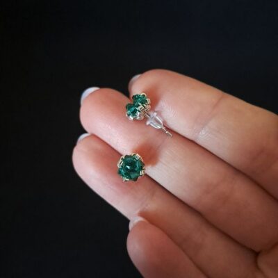 Kolczyki sztyfty w kolorze zielonym, które pięknie odbijają światło i przyciągają spojrzenia. Unikatowy dodatek do stylizacji na randkę, do pracy czy na ważne okazje. Delikatna forma i wyjątkowy kolor.