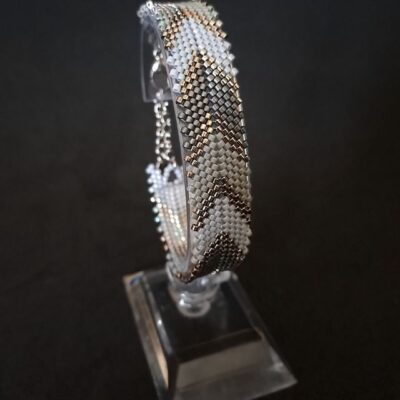 Ręcznie robiona bransoletka Silver Chevron z koralików Miyuki w szaro-srebrnej tonacji. Geometryczny wzór jodełki, szerokość 1,5 cm, pasuje na nadgarstek 15,5–17 cm.