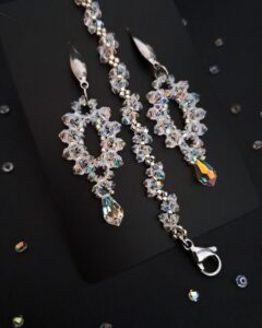 Kolczyki z kryształków Preciosa w odcieniu Crystal AB – długie, ręcznie wykonane, z możliwością personalizacji bigli. Biżuteria handmade w stylu ślubnym lub wieczorowym, z efektem subtelnego blasku.