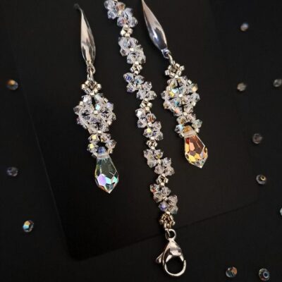 Błyszczące kryształki Preciosa Crystal AB w ręcznie wykonanej biżuterii ślubnej.