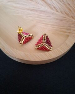 Kolczyki Red Triangle Chevron – geometryczne czerwono-złote sztyfty dla kobiet z klasą