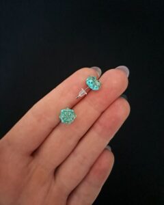 Małe miętowe kolczyki Preciosa – widok z góry, symetryczny wzór z kryształków