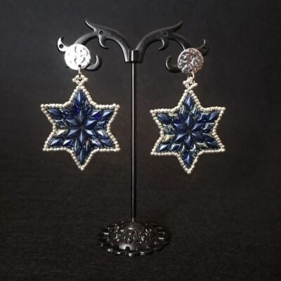 Stylizacja z kolczykami Midnight Star – elegancki dodatek do codziennych i wieczorowych zestawów