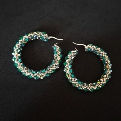 Ręcznie wykonane zielone kolczyki koła ze stali i szkła – eleganckie i z charakterem