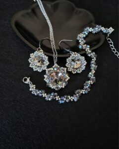 Zestaw Biżuterii Black Diamond – naszyjnik, kolczyki i bransoletka z kryształami Preciosa, elegancko zapakowane, gotowe jako prezent dla kobiety na każdą okazję – urodziny, rocznicę, święta czy Dzień Kobiet.