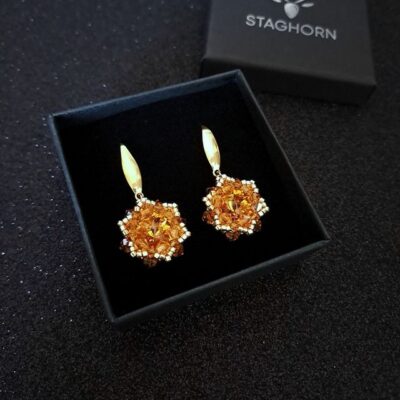 Złote Kolczyki "Topaz" – uniwersalna biżuteria z kamieniem Preciosa Rivoli Maxima w odcieniu topaz oraz kryształkami Preciosa Bicone, idealna do codziennych i wieczorowych stylizacji, pasująca do sukienek, eleganckich kompletów, ale też do prostych zestawów z koszulą i jeansami, dodająca ciepłego blasku i elegancji.