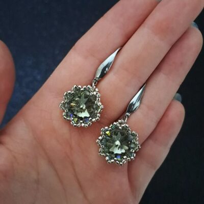 Kolczyki Black Diamond – uniwersalna biżuteria z kryształami Preciosa i srebrnymi detalami, pasująca do eleganckiej sukienki, stylizacji biznesowej i codziennych zestawów, ponadczasowa i pełna blasku.