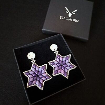 Twilight Star to kolczyki, które łączą wyrazistą formę z rzemieślniczą precyzją. Koraliki Gemduo tworzą efekt przestrzenności, a Toho dodają lekkości i błysku. Wykończenie to stal nierdzewna – trwała i bezpieczna dla skóry. Razem tworzą biżuterię na lata.