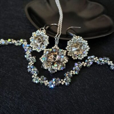 Ręcznie wykonany zestaw biżuterii Black Diamond – grafitowo-srebrzysty naszyjnik, kolczyki i bransoletka z kryształami Preciosa, elegancki komplet dla kobiet kochających blask i nowoczesną formę.