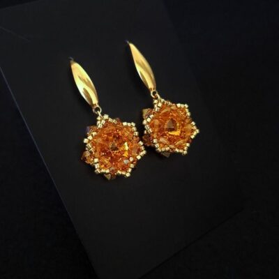 Złote Kolczyki "Topaz" z serii Crystal Maxima – ręcznie wykonana biżuteria z kamieniem Preciosa Rivoli Maxima i kryształkami Preciosa Bicone w złoto-bursztynowych tonacjach, idealna na eleganckie wyjścia, śluby, spotkania biznesowe oraz jako wyjątkowy prezent dla kobiety ceniącej luksus.