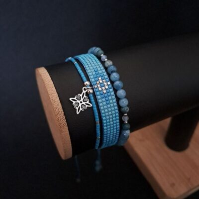 Zestaw trzech bransoletek Winter Sky wykonanych ręcznie z akwamarynu, apatytu oraz koralików Miyuki Delica w odcieniach błękitu i srebra. Komplet nawiązuje do harmonii zimowego nieba i delikatnego światła odbijającego się od śniegu. To subtelny, elegancki dodatek dla osób ceniących spokojną kolorystykę i znaczenie naturalnych kamieni.