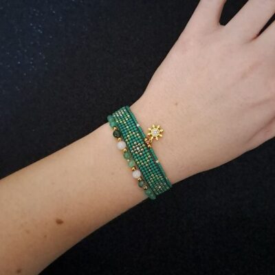 Zestaw bransoletek Emerald Frost wykonany z naturalnych kamieni i koralików Miyuki, utrzymany w świeżej, zimowej kolorystyce. Połączenie złota, zieleni i różu tworzy elegancką, harmonijną kompozycję idealną do noszenia na co dzień i od święta. Zestaw cechuje lekkość, wygoda i subtelny blask.