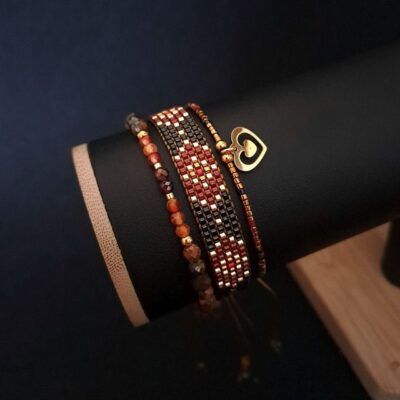 Ręcznie robiony zestaw bransoletek z koralików i kamieni naturalnych – tygrysie oko, karneol i granat, w odcieniach czerwieni, brązu i złota, z zawieszką w kształcie serca.