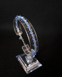 Bransoletka handmade wykonana z kryształków Preciosa Bicone Sapphire, ozdobiona srebrnymi akcentami i regulowanym zapięciem. Jej intensywna, szafirowa barwa i błysk czynią ją idealnym dodatkiem oraz pomysłem na prezent. Model lekki, trwały i bardzo błyszczący.